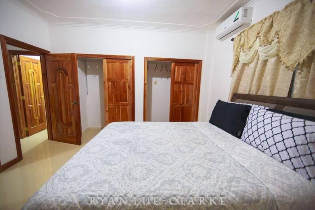 Shan'S Manor.... Excellent Location!!! Kingston Bagian luar foto