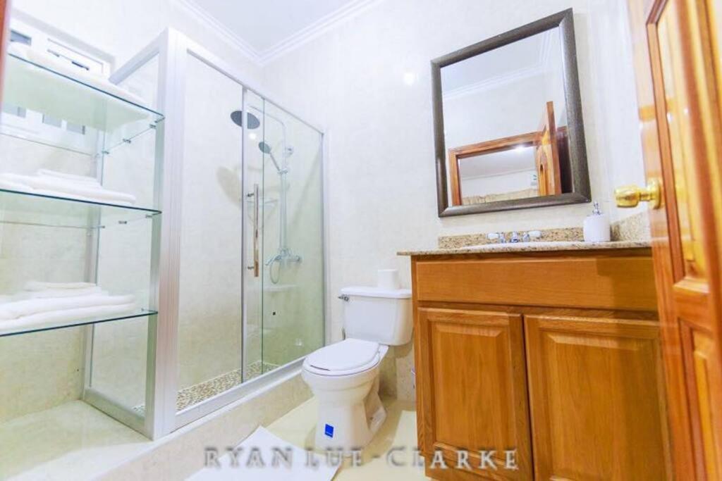 Shan'S Manor.... Excellent Location!!! Kingston Bagian luar foto